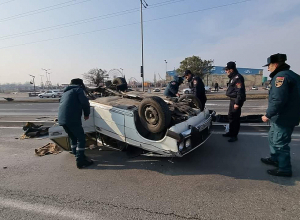 Երեւանում մեքենան շրջվել է վթարից հետո .լուսանկարներ