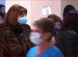 Рекомендуется носить маску в общественном транспорте