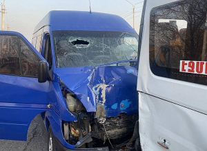 Բախվել են Էջմիածին-Երևան երթուղին սպասարկող փոխադրամիջոցն ու «Գազել»-ը․ կա զոհ և տուժած