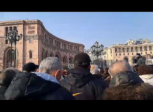 Ու՞ր են գնում բանակի գումարները․  Զորամասում մահաբեր հրդեհից հետո զինծառայողների ծնողները ակցիա են անում