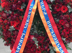 Սերժ Սարգսյանի անունից ծաղկեպսակ է դրվել Եռաբլուրում