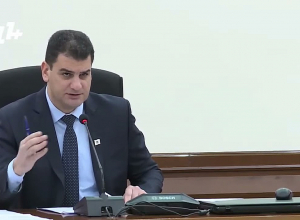 Для мусора ереванского озера нам нужно нечто типа катера, я видел в интернете: мэр