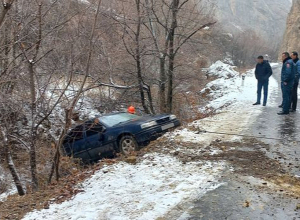 Երևան-Մեղրի ավտոճանապարհին ավտոմեքենան դուրս է եկել ճանապարհի երթևեկելի հատվածից և սահել դեպի մոտակա ձորակը