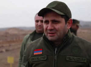 Սուրեն Պապիկյանը պատվո դրոշ է հանձնել ուսումնական լավագույն զորամասի հրամանատարին