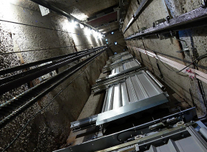 Քաղաքացին արգելափակվել էր վերելակի խցիկի տակ