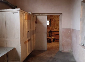 Բնակարանային գողություն Օշականում․ Անցել էր պարսպի վրայով ու մտել 72-ամյա կնոջ տուն