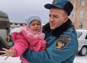 Փրկարարները բժշկին և երեխային փրկարարական ավտոմեքենայով տեղափոխել են Թալին քաղաքի ԲԿ