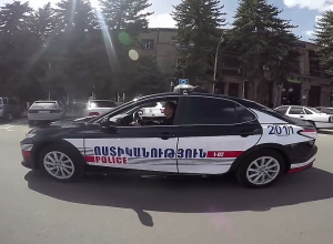 Մոտեցել են Նիվայով, խուզարկել իրենց, վերցրել դրամապանակը եւ հեռախոսը