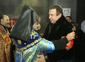 Ծառուկյանը շրջափակման ժամանակ ծնված բոլոր 215 երեխաներին ոսկե խաչեր կնվիրի եւ ոչ միայն