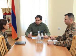 Սուրեն Պապիկյանն առանձնազրույցներ է ունեցել զորամասի սպաների հետ