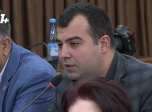 Թաղապետի օգնականի հաստիքը բացել եք ինչ որ մեկին նվեր անելու համար, էսքան բան
