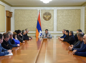 Նախագահ Արայիկ Հարությունյանը հանդիպել է ԱԺ «Ազատ հայրենիք-ՔՄԴ» խմբակցության հետ