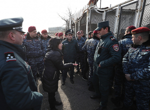 Նախարարությունն այս պահին քննարկում է, եւ  հորդորում  ՊՆ նախկին վարչական համալիրի բնակիչներին դիմել Միասնական սոցիալական ծառայություն