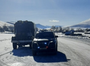 Բեռնատարը մերկասառույցի պատճառով թեքվել և միակողմանի փակել է ավտոճանապարհը