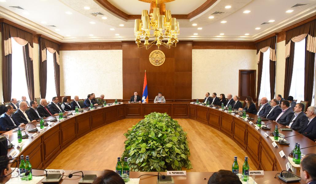 010323KaravaNistPetnakhNerkayacum