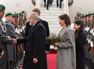 Վարչապետը տիկնոջ եւ աղջկա հետ աշխատանքային այցով ժամանել է Բեռլին