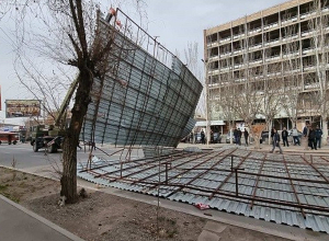 Փրկարարներն ապամոնտաժել են քամուց պոկված տանիքի կառուցատարրերը