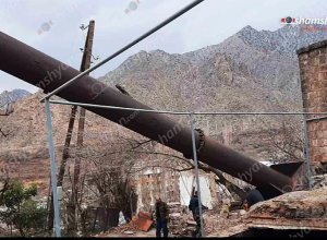 Ուժեղ քամու հետևանքով Մեղրիում կաթսայատան երկաթե խողովակը պոկվել ու վնասել է բնակելի շենքի տանիքը