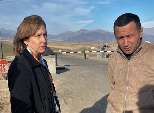 Посол США посетила начальный участок Лачинского коридора