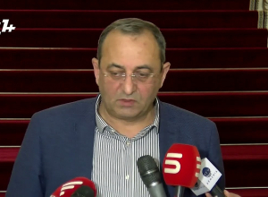 Говорят: ты не умеешь водить, отойди в сторону, отвечает: а почему прежний водитель бензин воровал? А. Минасян