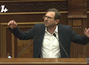 Недетские призывы оппозиции и власти адресованы ученикам