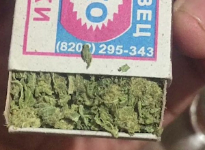 Более 100 граммов марихуаны и таблеток: 53-летнюю женщину задержали