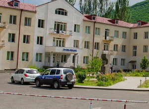 Двум российским военнослужащим, обратившимся в Горисский медпункт с неогнестрельными легкими травмами головы, была оказана первая медицинская помощь, и они были