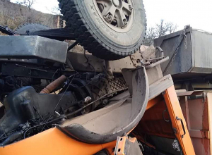 Կապան-Աղվանի ավտոճանապարհին բեռնատարին բախված ավտոմեքենայի վարորդը մահացել է