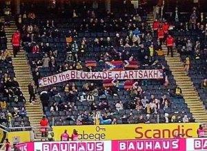 Флаги Армении и Арцаха, плакат с призывом к прекращению блокады Арцаха во время игры Швеция-Азербайджан