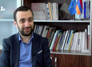 Հարցեր առաջացնող պահվածք է, երբ  ակնառու ՔՊ-ականը 10 ժամից ավելի կանգնած բոլորին բարևում է․Իոաննիսյան