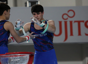 Երկու մասնակից մարմնամարզության աշխարհի առաջնության բազմամարտի եզրափակիչում