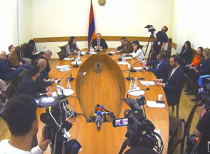 Ընդդիմադիր պատգամավորների հրահրմամբ հարձակվել են Անահիտ Ավանեսյանի վրա ու հայհոյել. Ալեքսանյան