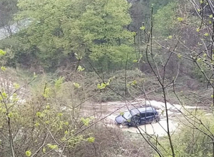 Բերդ-Իջևան ճանապարհին մեքենան դուրս է եկել ճանապարհի երթևեկելի գոտուց և մոտ 600 մետր գլորվել հարակից ձորը