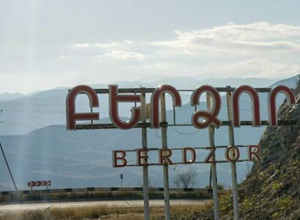 Փաշինյանի ուղղությամբ անձրեւանոց նետած կինը Բերձորից տեղահանվածներից է․ Առավոտ