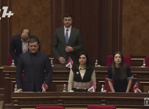 Минута молчания в Национальном собрании в память о погибших вчера 4 армянских военнослужащих