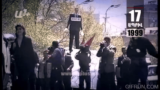Օրացույց․ 17-ը ապրիլի․ Երեւանի փողոցներում բարձրացրել են նախագահ Քլինթոնի խրտվիլակը եւ սպառնում են այրել