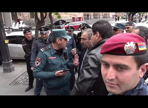 Վիճաբանություն Ֆիրդուսի բնակիչների եւ ոստիկանների միջեւ