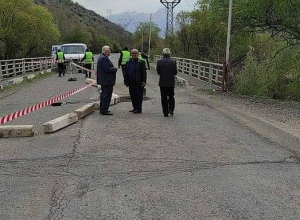 Եղեգիս գետի վրա կառուցված կամրջի փլուզման վտանգով պայմանավորված՝ ճանապարհը միակողմանի երթևեկելի է