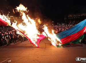 Հրապարակում այրեցին Թուրքիայի ու Ադրբեջանի դրոշները (լուսանկարներ)