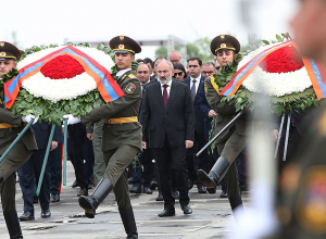 Никол Пашинян вместе с высокопоставленными чиновниками посетил Цицернакаберд
