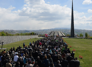 Շարունակվում է մարդկանց երթը դեպի  Ծիծեռնակաբերդի հուշահամալիր․ Ուղիղ