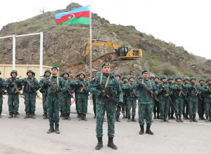 Ադրբեջանը հանդիսավոր արարողությամբ, զինված զորքով դրոշ է բարձրացրել Հակարիի կամրջի վրա