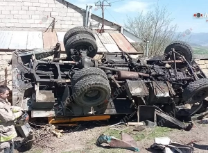 Տեղ գյուղում վարորդը ավտոկռունկով բախվել է իրեն պատկանող «07»-ին, այնուհետև՝ բեռնատարին ու տրակտորին, կան վիրավորներ․ Shamshyan.com