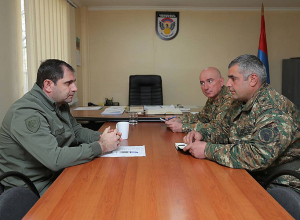 Սուրեն Պապիկյանն առանձնազրույցներ է ունեցել սպաների հետ