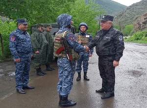 Начальник полиции и командующий ПВ посетили пограничные пропускные пункты Сюникской области