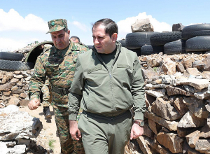 Министр встретился с участниками учебного сбора, осуществляющими боевое дежурство