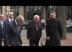 Премьер-министр возложил цветы к установленному в Праге хачкару армяно-чешской дружбы