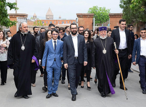 Կաթողիկոսն ընդունել է Հայկական համալսարանի շուրջ 150 շրջանավարտների և ուսանողների