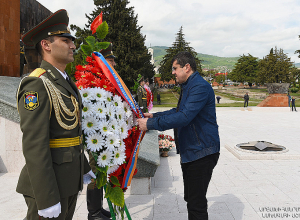 Араик Арутюнян посетил мемориал Степанакерта