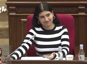 Փաշինյանի դուստրը այլ աշակերտների հետ  նույնպես մասնակցում է լսումներին
